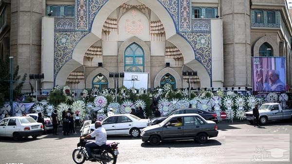 (عکس ) تاج گل مراسم ترحیم عسگراولادی خبر ساز شد