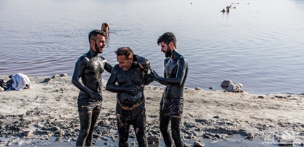(عکس) لجن درمانی در دریاچه ارومیه