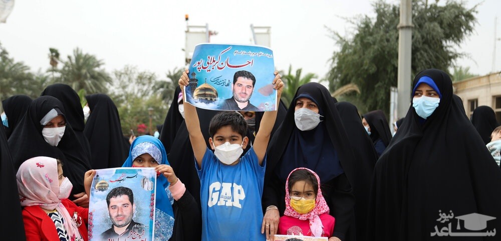 پوستر شهید احسان کربلایی پور در دستان هم وطنان اهوازی