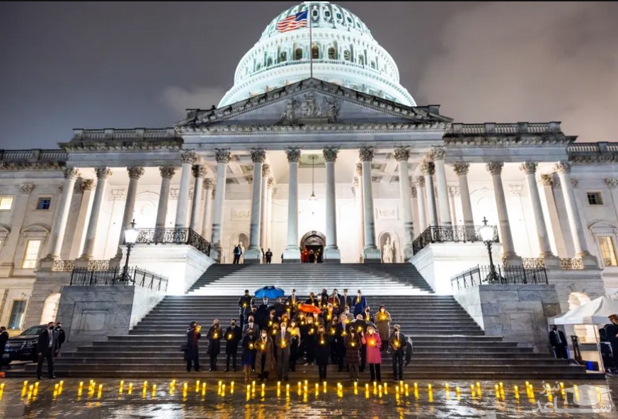 ادای احترام نمایندگان کنگره آمریکا به بیش از 900 هزار قربانی ویروس کرونا در آمریکا در مقابل ساختمان کنگره در شهر واشنگتن دی سی/ EPA