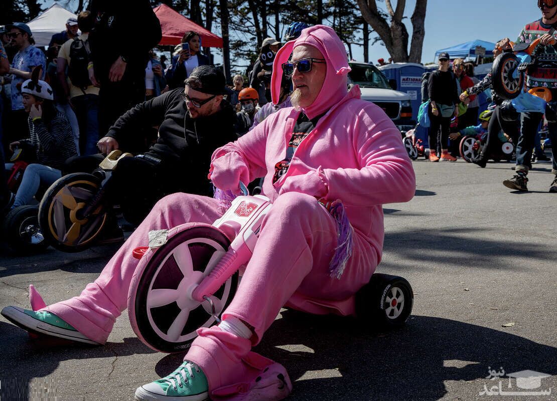 مسابقه با سه چرخه‌های کودکان توسط بزرگسالان!