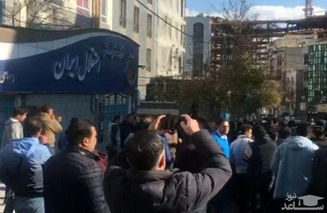 هواداران خشمگین استقلال در پارکینگ باشگاه را شکستند!