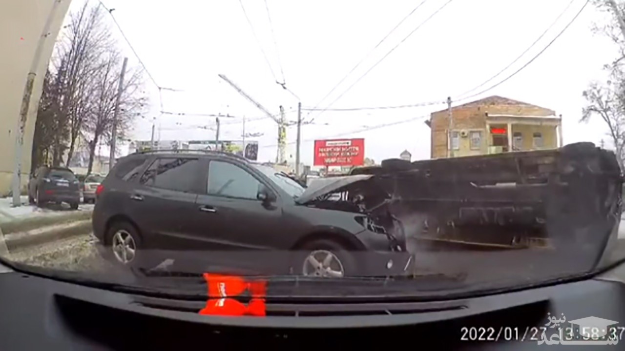(فیلم) واژگونی خودروی ون در پی تصادف وحشتناک با خودرو