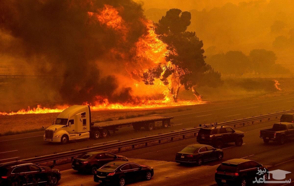 (فیلم) رانندگان در کالیفرنیا با شعله های آتش رانندگی می کنند