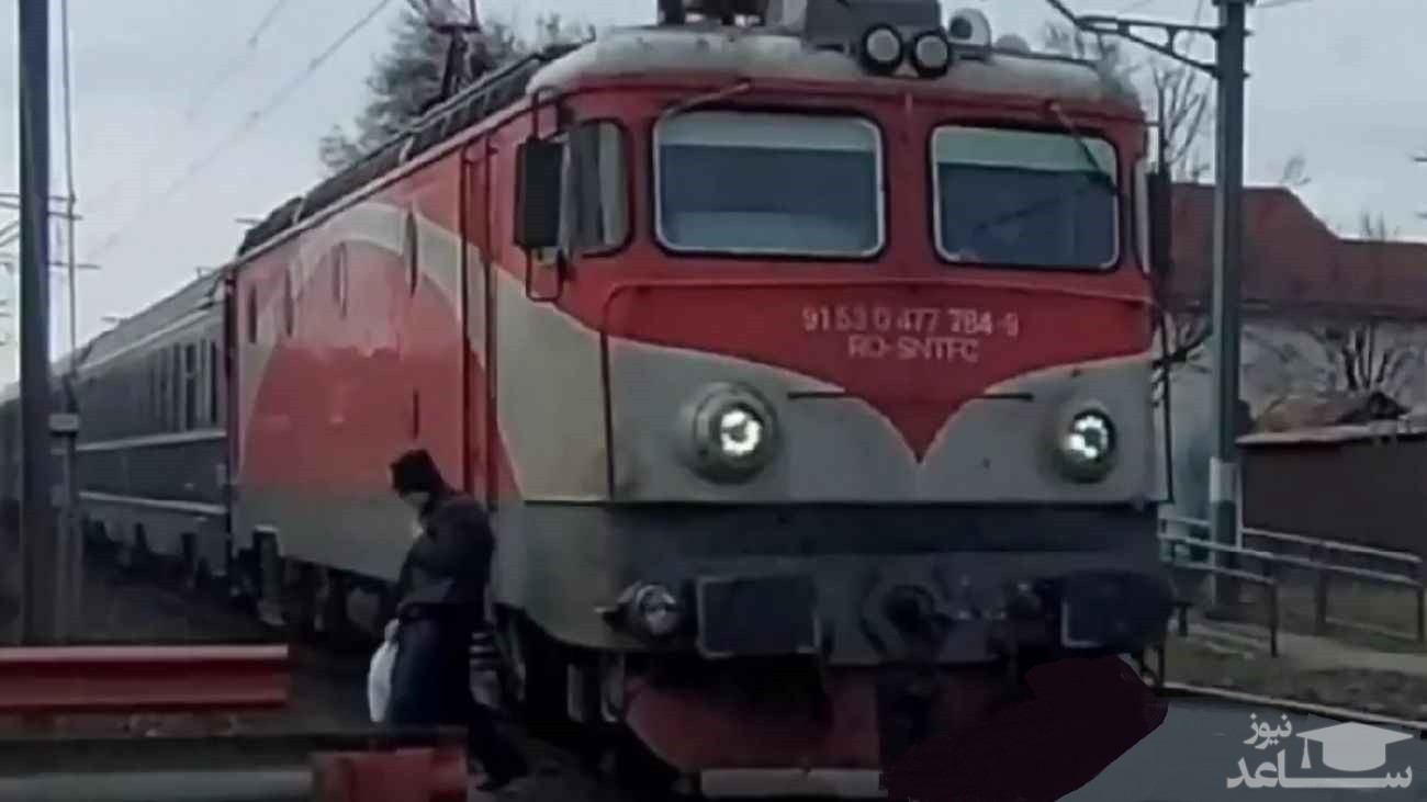 (ویدئو) خوش شانسی یک مرد از برخورد مرگبار با قطار