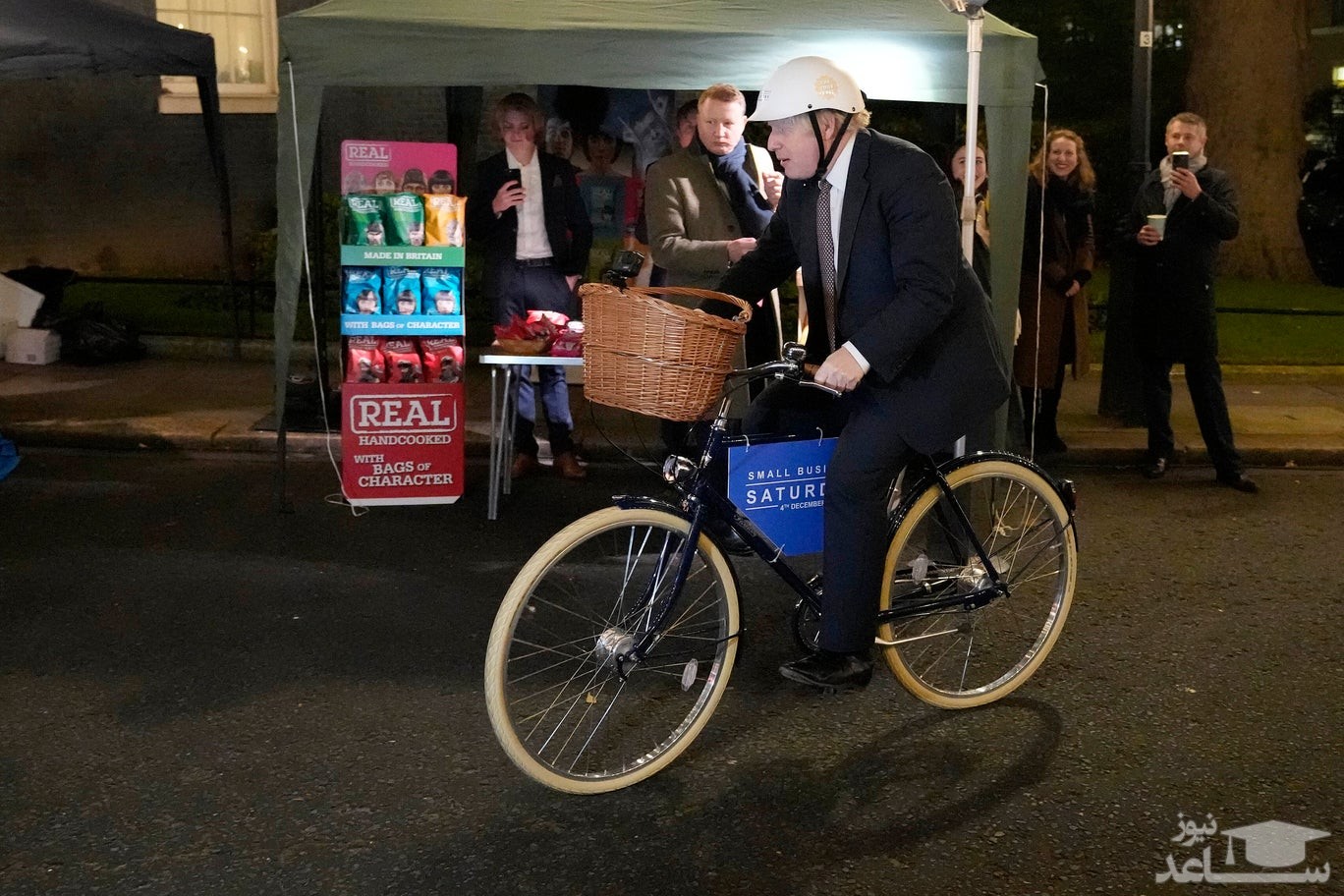 "بوریس جانسون" نخست وزیر بریتانیا سوار بر دوچرخه و در راه خرید از بازار غذا و نوشیدنی در خیابان داونینگ لندن/ آسوشیتدپرس