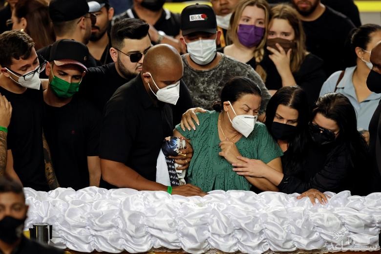 مراسم تشییع "ماریلیا مندونسا" خواننده مشهور برزیلی که اخیرا در سانحه سقوط هواپیما جان باخت./ رویترز