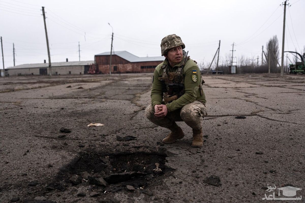 نظامی نشسته