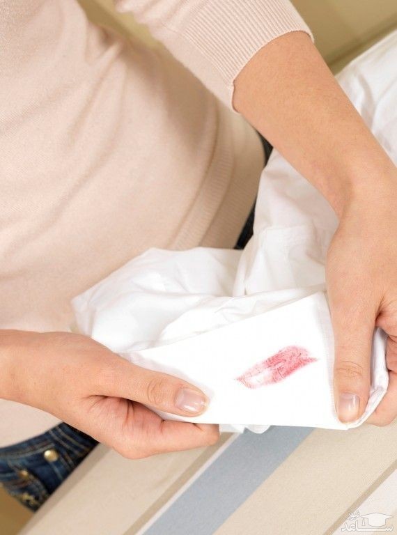 چگونه لکه مواد آرایشی از روی لباس سفید را پاک کنیم