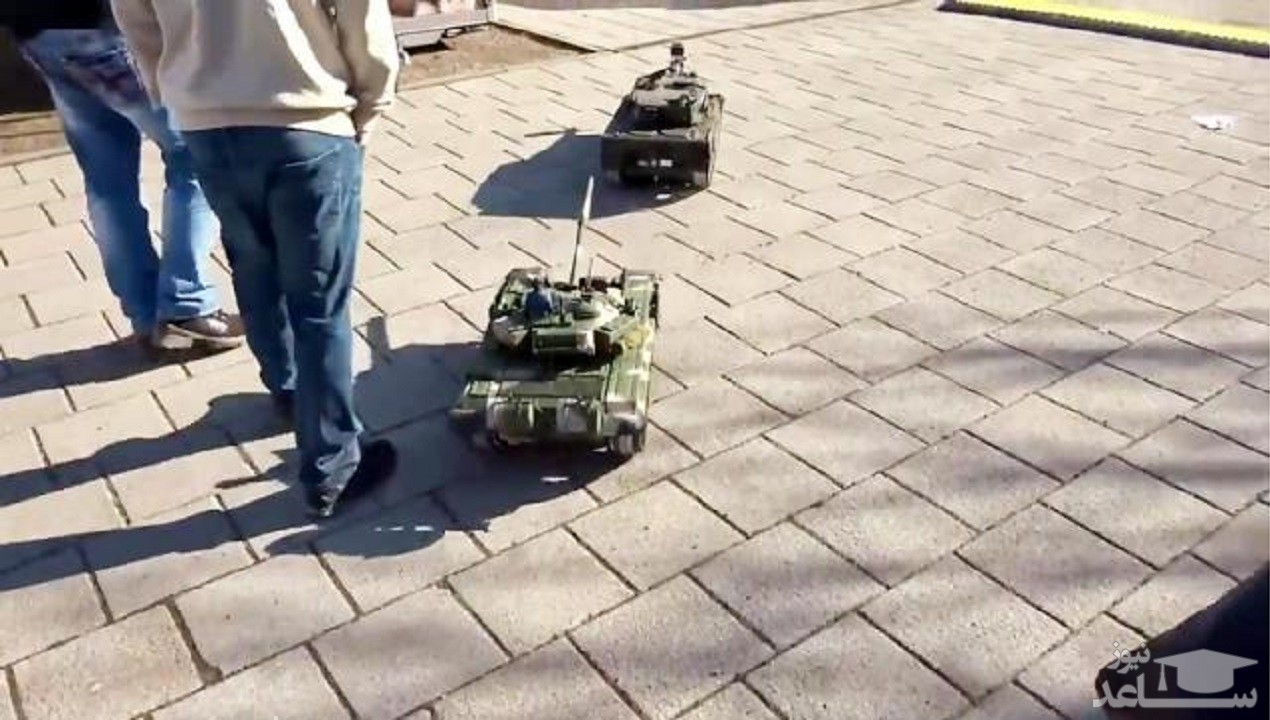 (فیلم) مسابقه طناب‌کشی یک انسان با مینی‌تانک