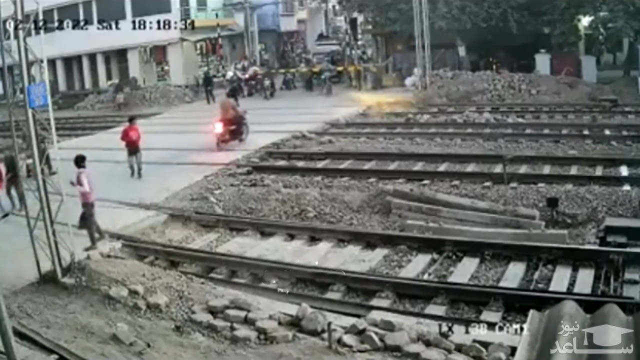 (فیلم) نجات معجزه آسای یک موتورسوار از له شدن زیر قطار
