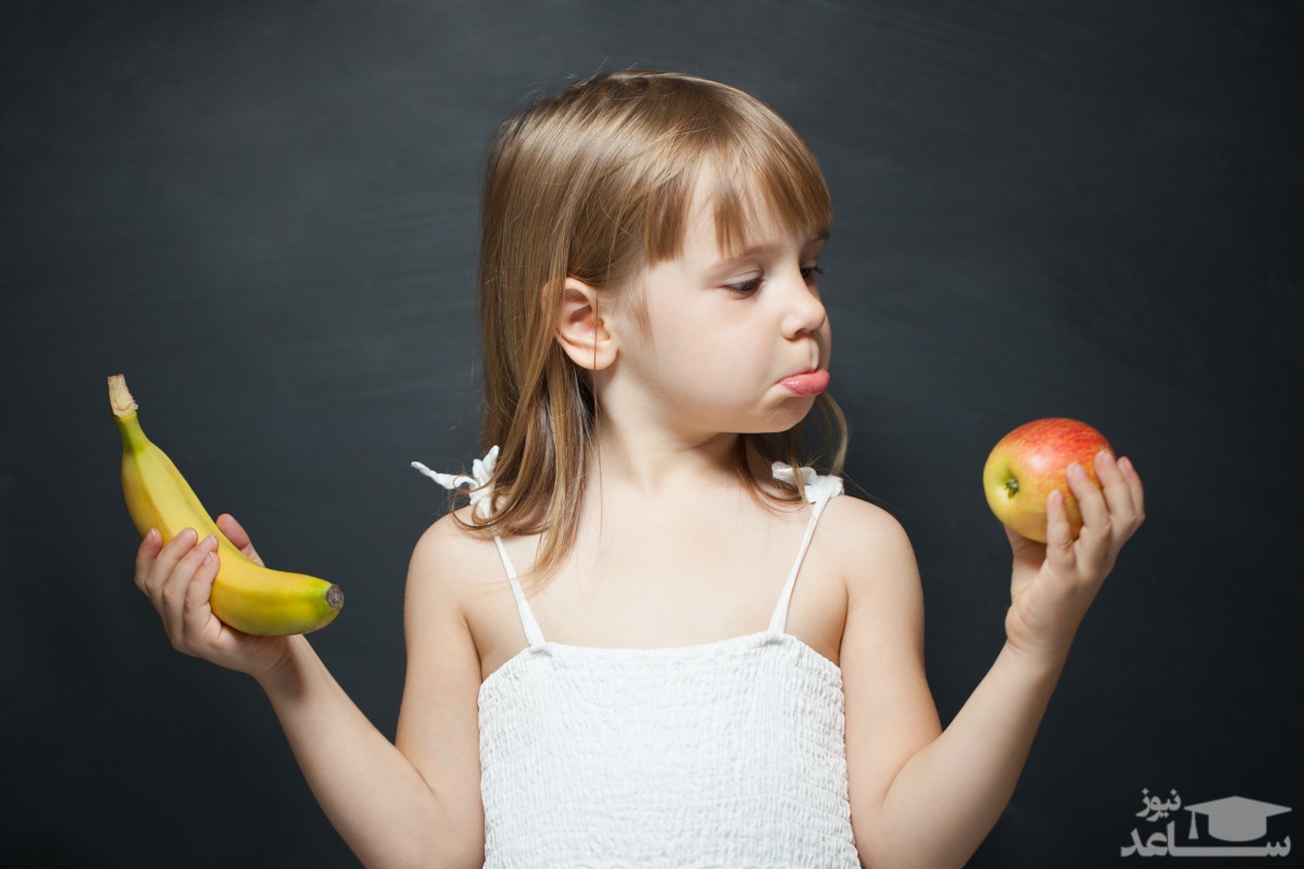 کودکی با موز و سیب در دست
