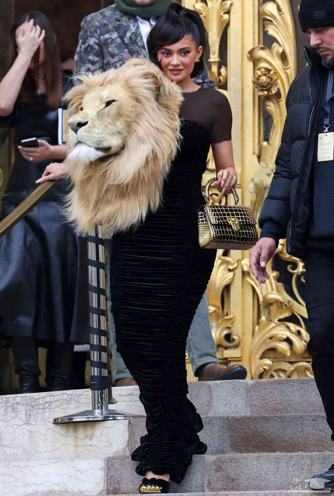لباس حیرت‌انگیز کایلی جنر با شیر غول پیکر در فشن شو پاریس، خشم جهان را بر انگیخت!