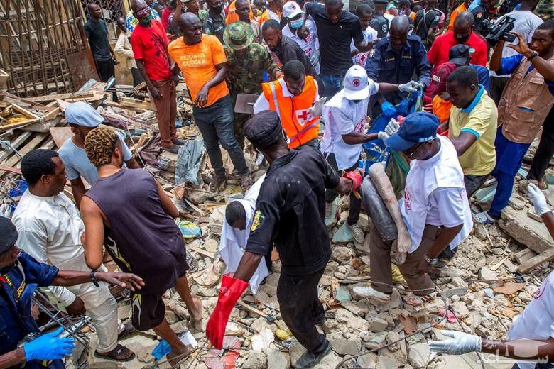 بیرون کشیدن اجساد از زیر آوار یک ساختمان فروریخته در نیجریه/ رویترز