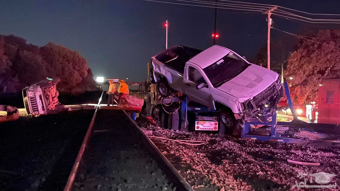 فیلم لحظه وحشتناک برخورد قطار با تریلی حمل خودرو !