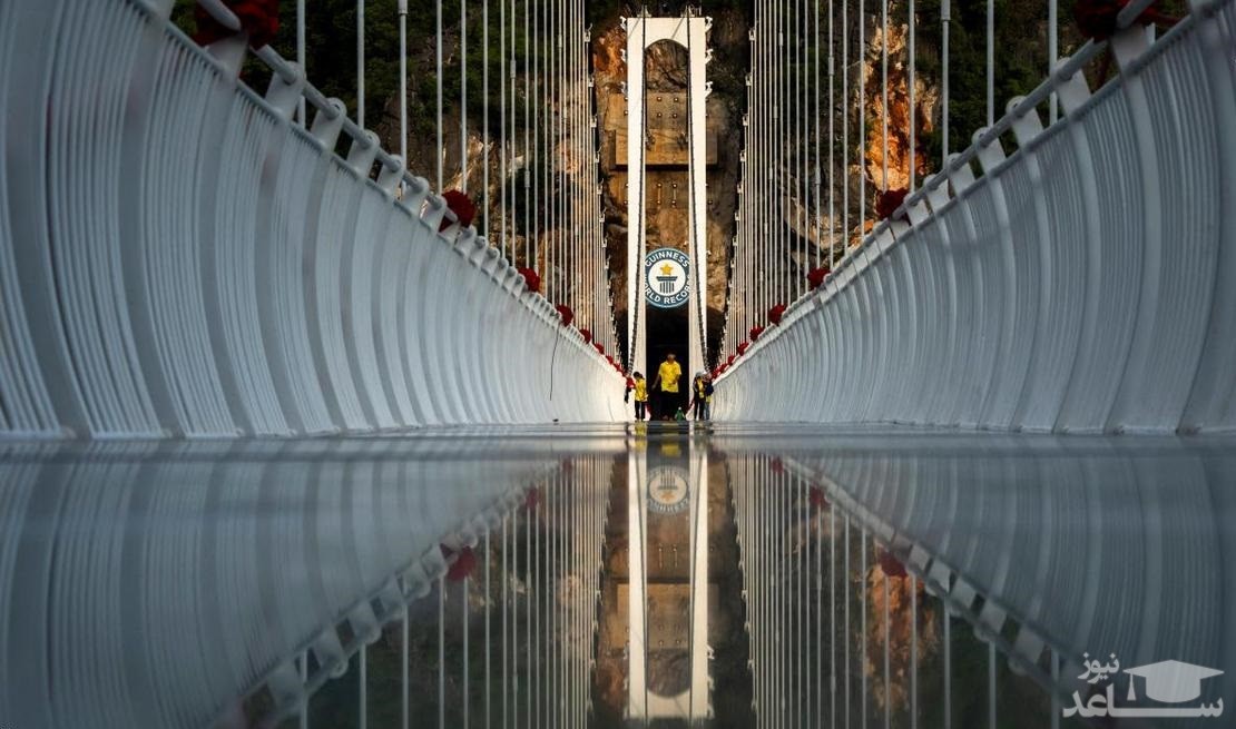 (فیلم) طولانی‌ترین پل کف شیشه‌ای جهان افتتاح شد