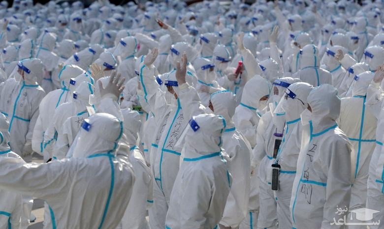 کارکنان نظام بهداشت و درمان چین در حال خداحافظی از ماموریت چند هفته ای خود در شهر " چانگ چون" در استان "جیلین" چین/ رویترز