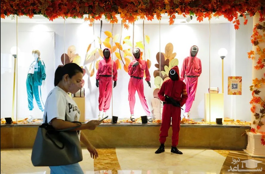 نیروی حراست یک مرکز خرید در شهر جاکارتا اندونزی لباس مخصوص سریال پرطرفدار کره ای "بازی مرکب" را پوشیده است./ رویترز