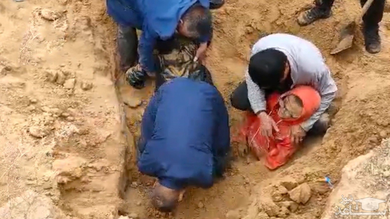 (فیلم) نجات دو کودک بازیگوش از زیر خروارها خاک