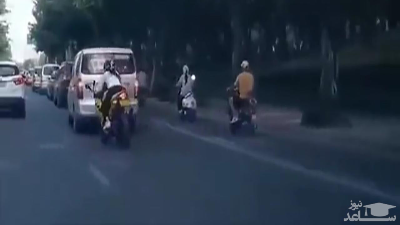 (فیلم) کله معلق زدن موتورسوار زن پس از تصادف با ون