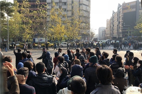 ناآرامی‌های پراکنده در خیابان انقلاب تهران