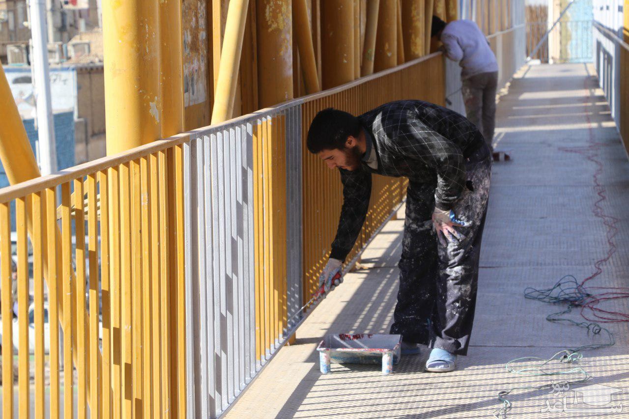 رنگ پاشی پیمانکار شهرداری روی خودروهای عبوری