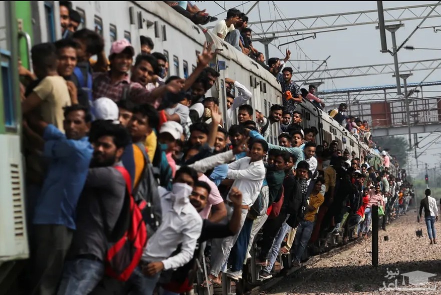 حرکت قطار مملو از مسافر از ایستگاه قطار شهر قاضی آباد هند