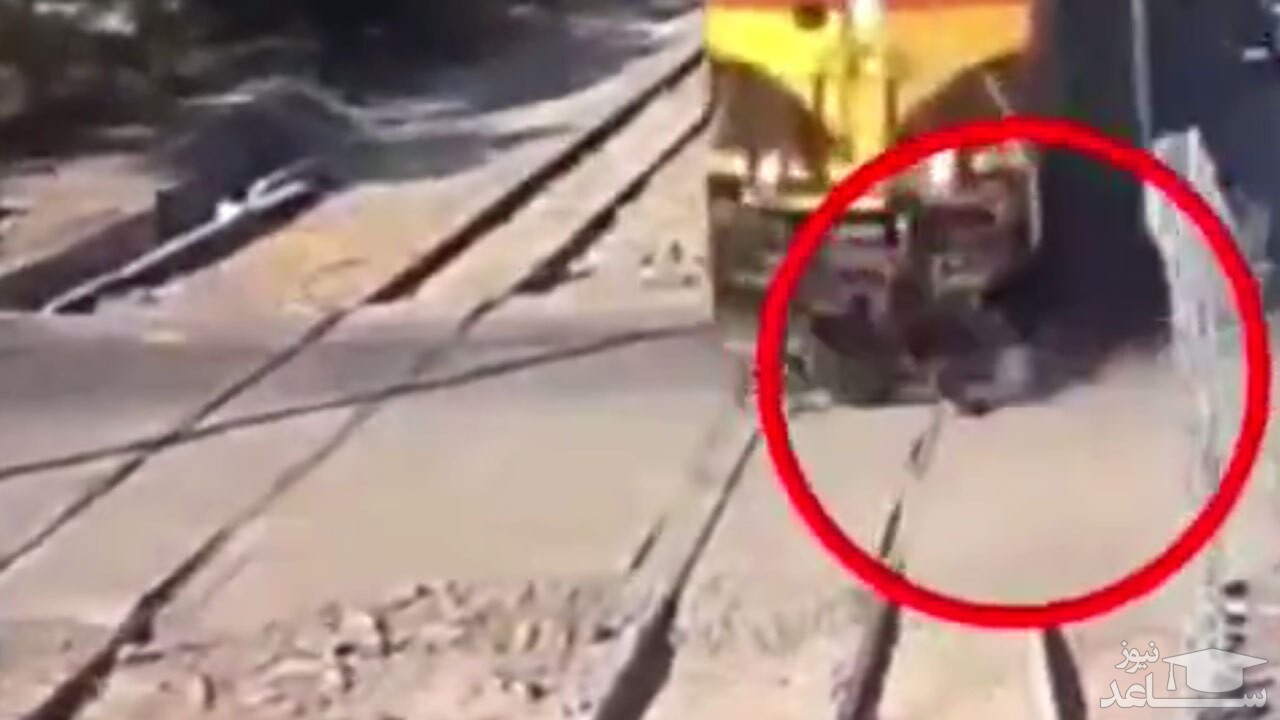 (فیلم) لحظه وحشتناک برخورد یک موتورسوار با قطار مسافربری