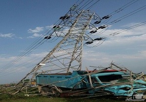 (فیلم) لحظه برخورد کاميون به دکل 400 کيلو ولت