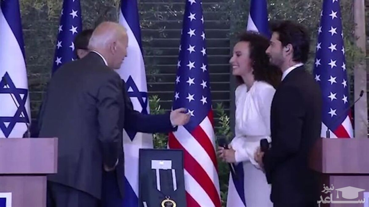 (فیلم) امتناع خواننده زن یهودی از دست دادن با بایدن