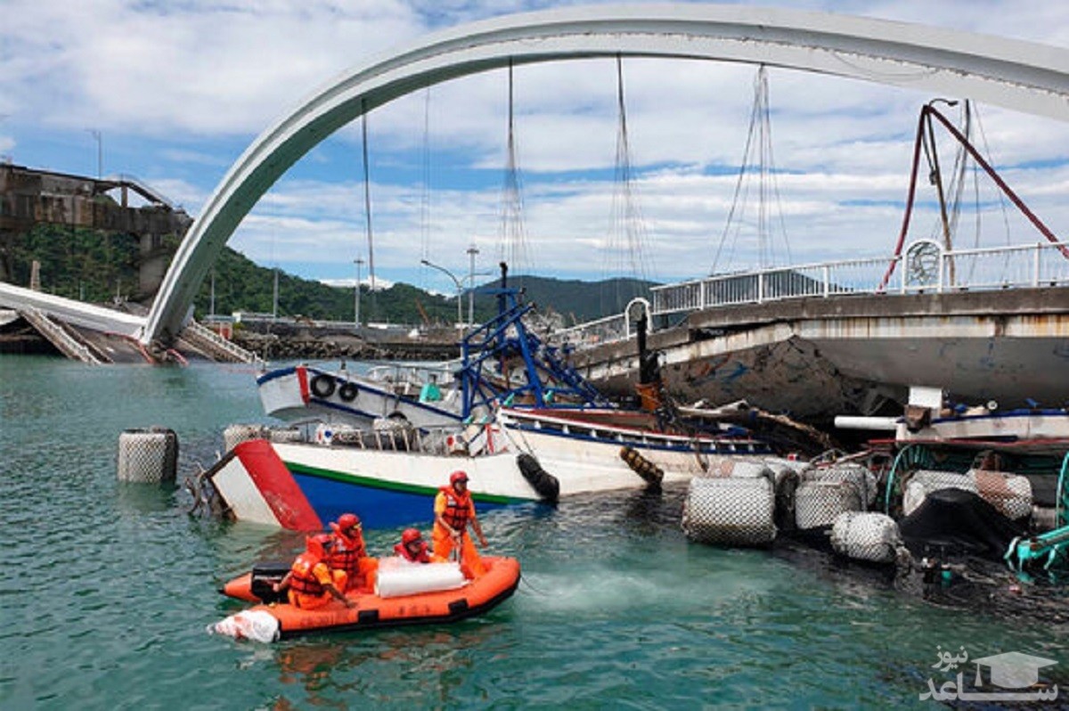 (فیلم) لحظه وحشتناک سقوط خودروها در رودخانه در پی ریزش پل در تایوان