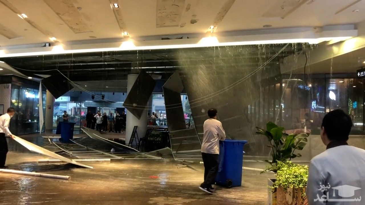 (فیلم) ریزش سقف فروشگاه بر اثر بارش باران
