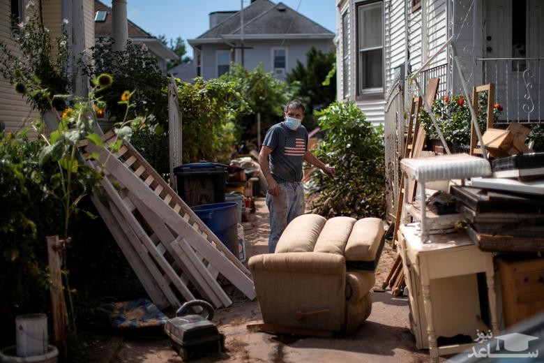 جمع و جور کردن وسایل آسیب دیده خانه پس از سیلاب شدید ناشی از توفان آیدا در شهر الیزابت ایالت نیوجرسی آمریکا/ رویترز