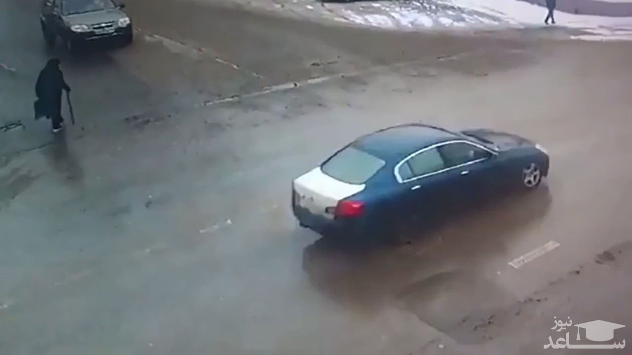 (فیلم) زیر گرفتن یک پیرزن هنگام عبور از خیابان