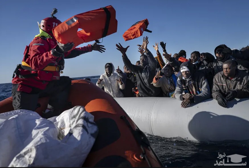 نجات پناهجویان آفریقایی که در یک قایق پرازدحام در دریای مدیترانه سرگردان هستند. این قایق از سوی یک گروه امدادگر غیردولتی اسپانیایی نجات یافت./ آسوشیتدپرس