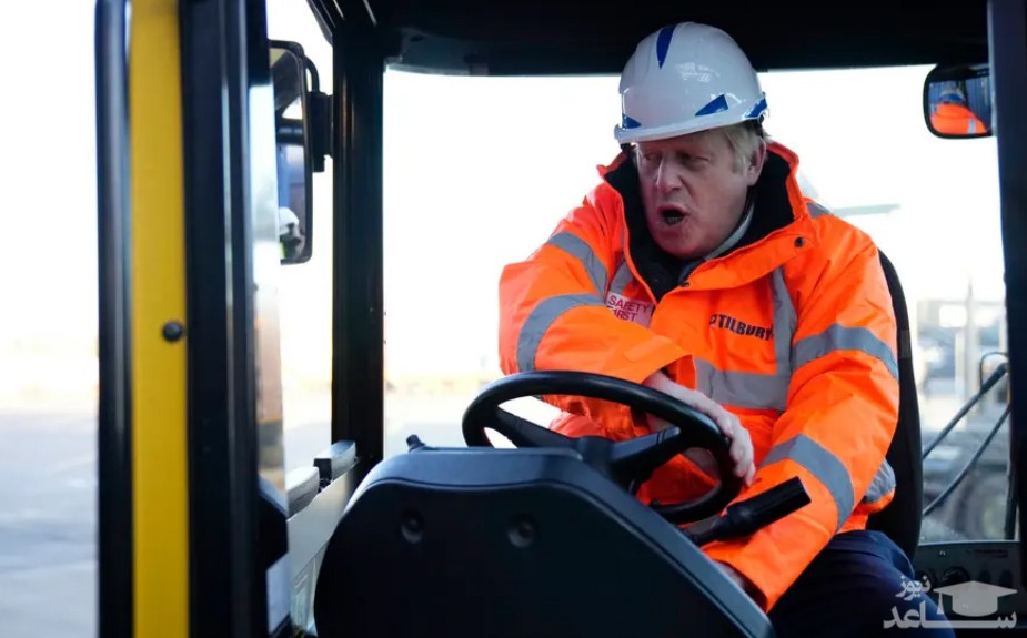 بوریس جانسون نخست وزیر انگلیس سوار بر یک لیفتراک در بازدید از یک اسکله/ PA