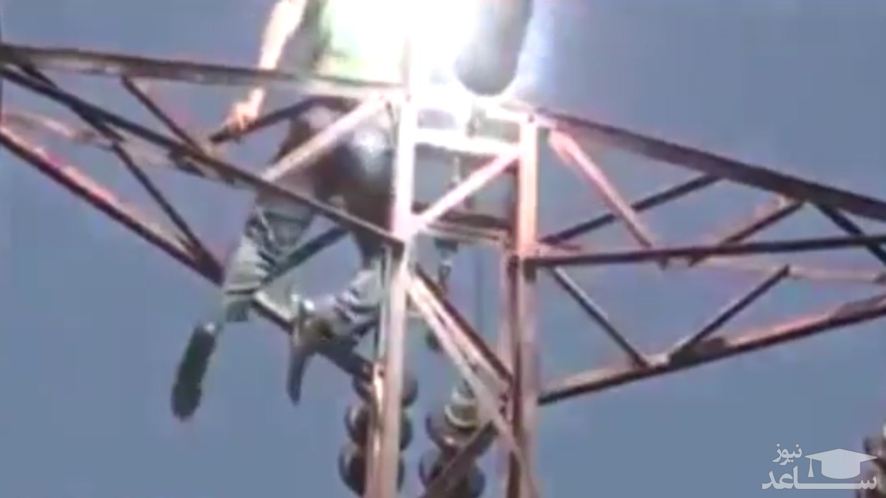 خودکشی دردناک مرد زاهدانی روی تیر چراغ برق +فیلم