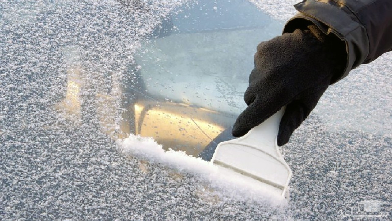 (فیلم) روش عجیب و منحصر به فرد یک راننده برای زدودن یخ‌های روی شیشه ماشین
