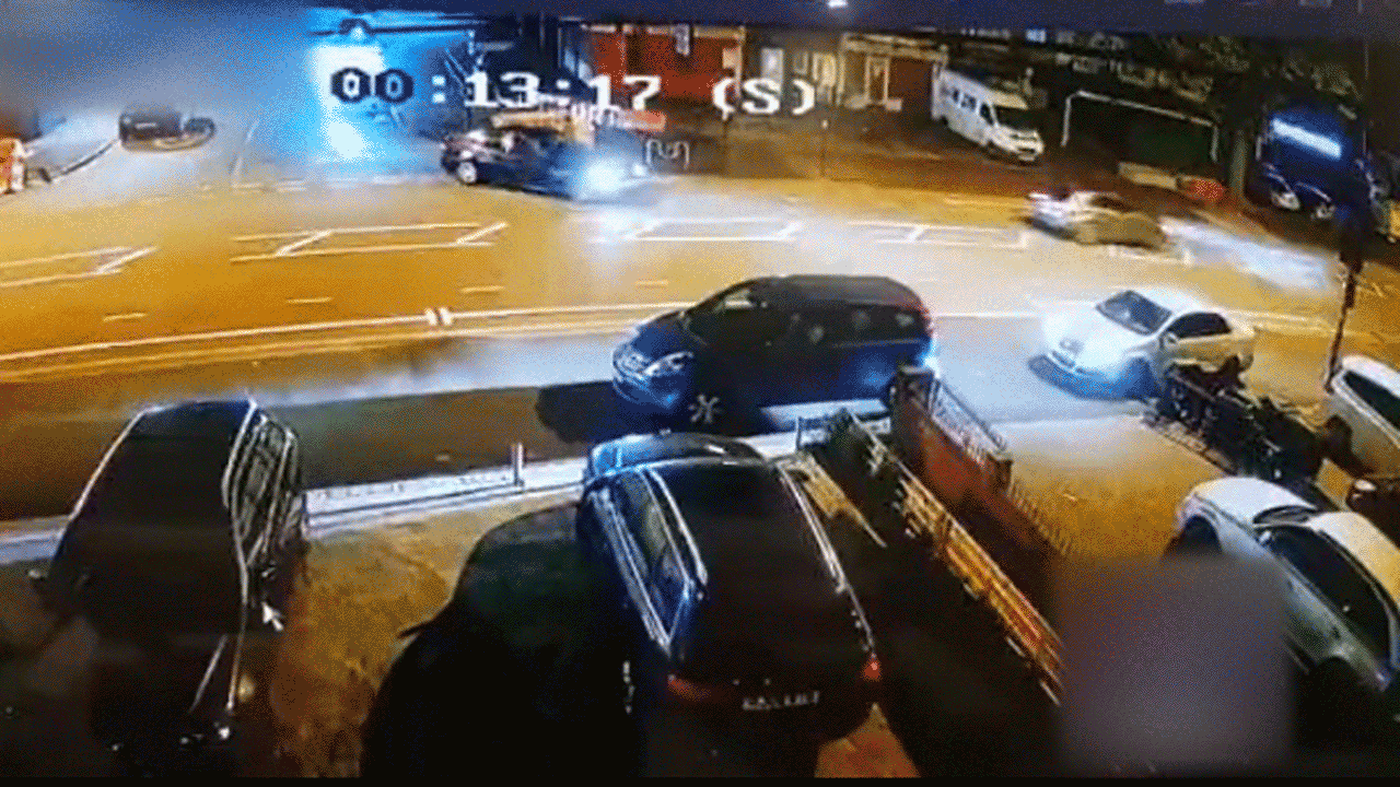 (فیلم) حمله گروهی به یک خودرو در انگلستان 