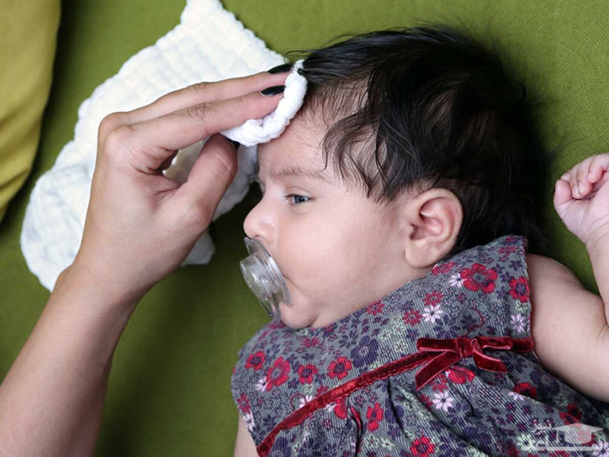 علت عرق کردن سر بچه موقع شیر خوردن