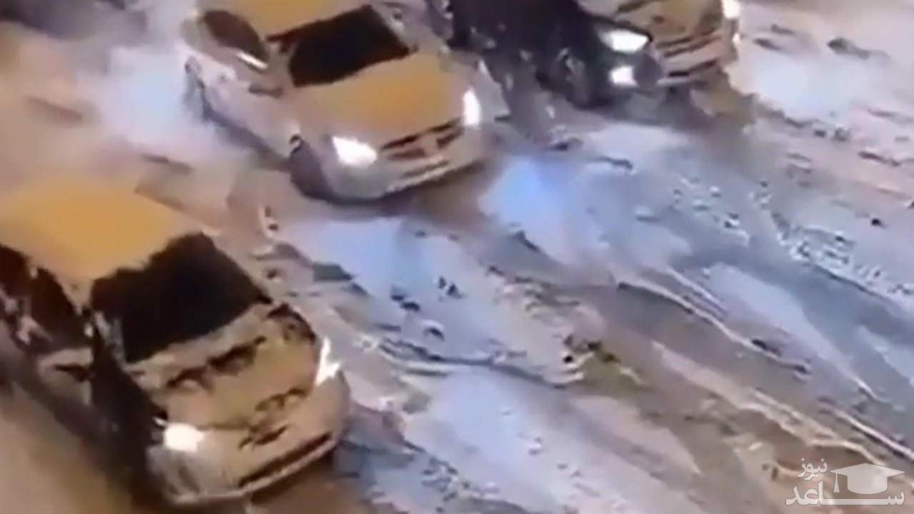(فیلم) ناتوانی خودروها در عبور از یک جاده برفی