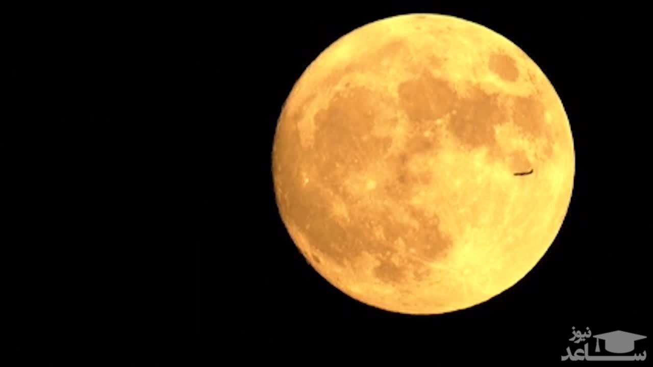 فیلمی جالب از رد شدن هواپیما در مقابل ماه کامل هنگام پرواز