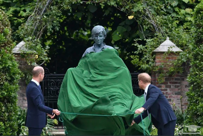 شاهزاده ها هری و ویلیام نوه های ملکه بریتانیا در حال رونمایی از مجسمه مادرشان "پرنسس دایانا" 