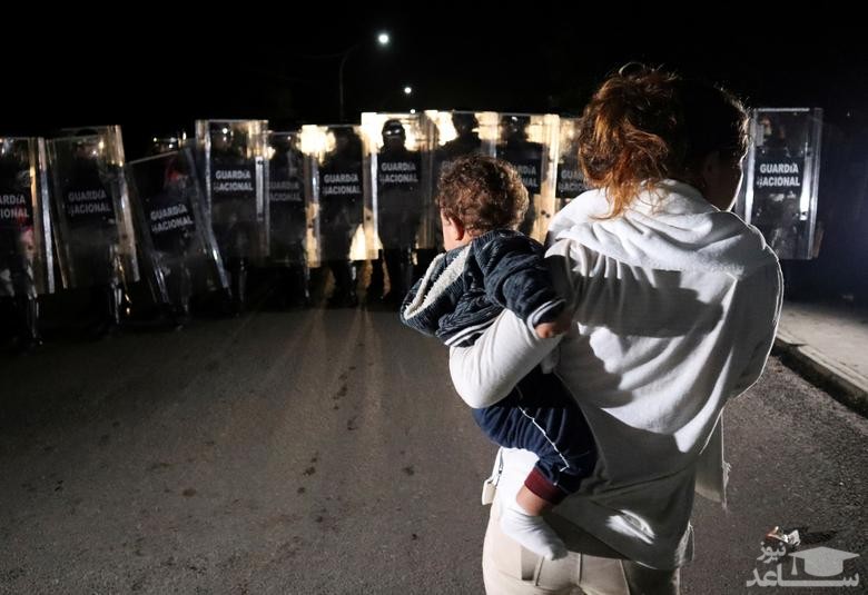 ممانعت پلیس مکزیک از پیشروی پناهجویان آمریکای مرکزی به سمت مرز ایالات متحده آمریکا/ رویترز