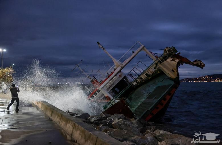 کج شدن یک قایق در سواحل مرمره استانبول در اثر توفان/ رویترز
