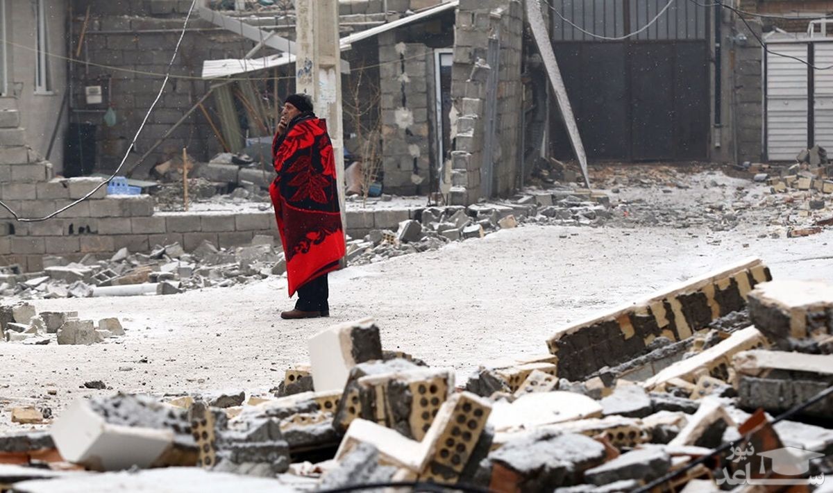 گریه و فغان مادر زلزله زده در خوی از بی خانمانی و سرمای جانسوز +فیلم