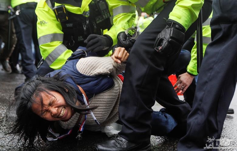 دستگیری یک زن در تظاهرات علیه واکسیناسیون کرونا در لندن