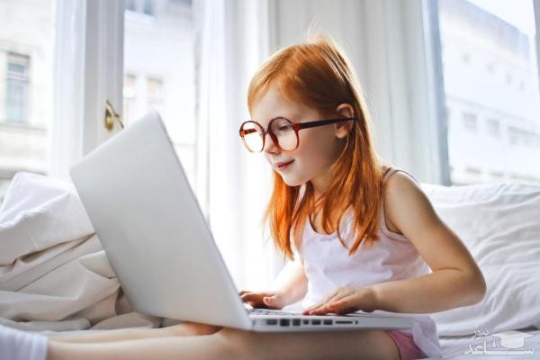 کودک در حال کار با لپ تاپ