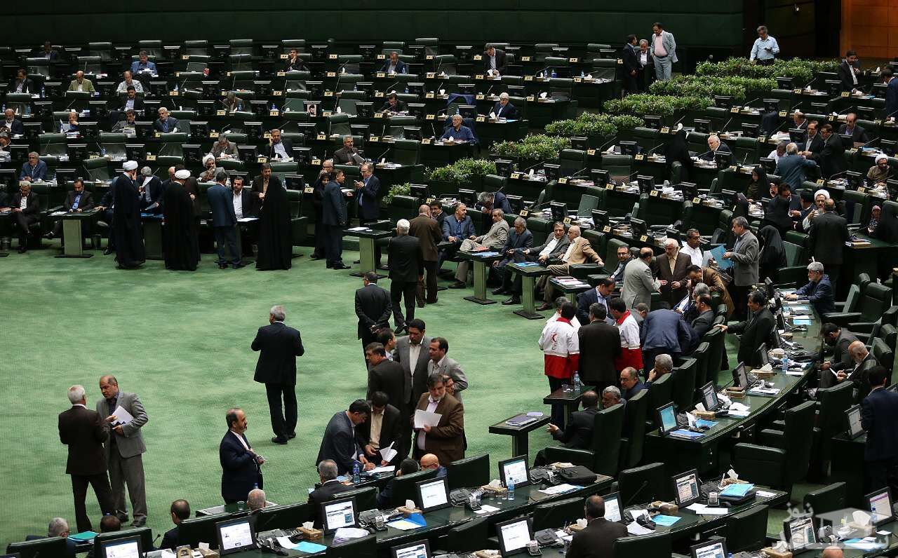 پیامک پدر داماد احمدی نژاد برای یک گزینه ریاست مجلس / دولت احمدی نژاد ۸ سال در اختیار من بود