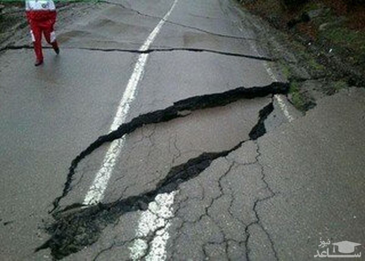 (فیلم) خالی شدن ناگهانی زمین زیر پای دو عابر پیاده